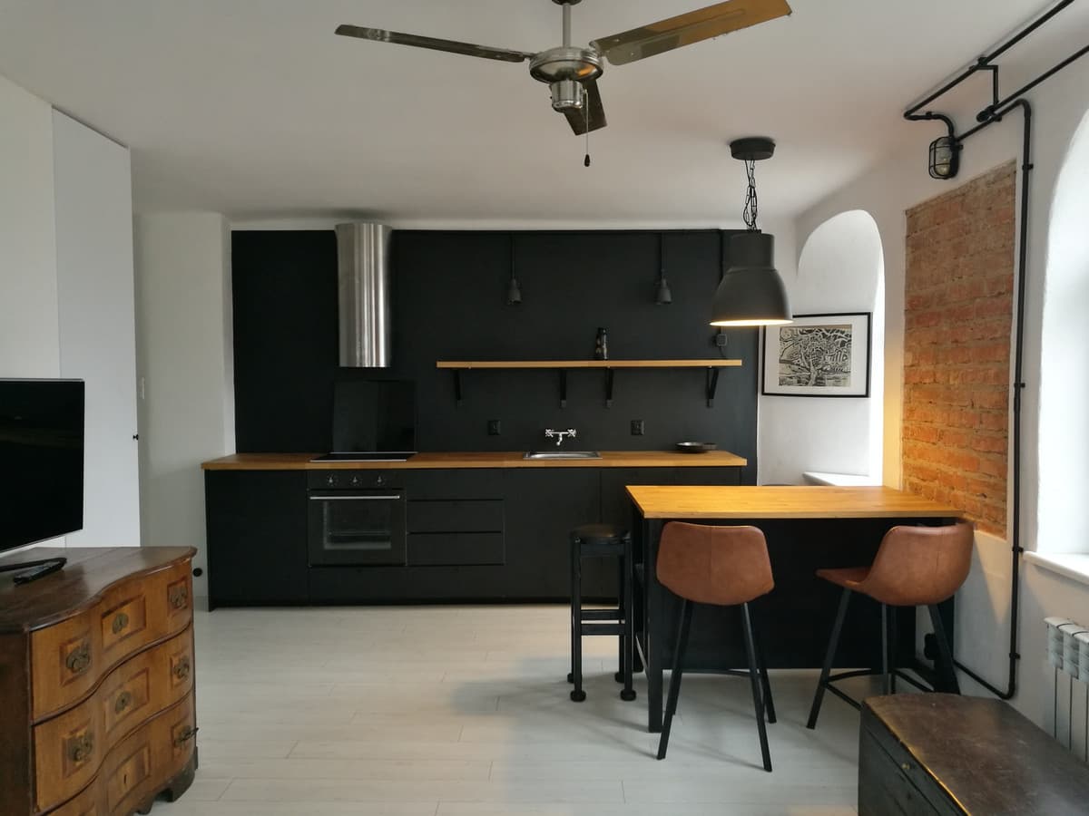 Nowoczesne Studio 30m² w Sercu Pragi, 5 min do Metra - Zdjęcie 1/16