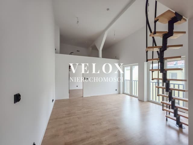 Nowy dwupoziomowy apartament z dużą antresolą w centrum - Zdjęcie 2/14