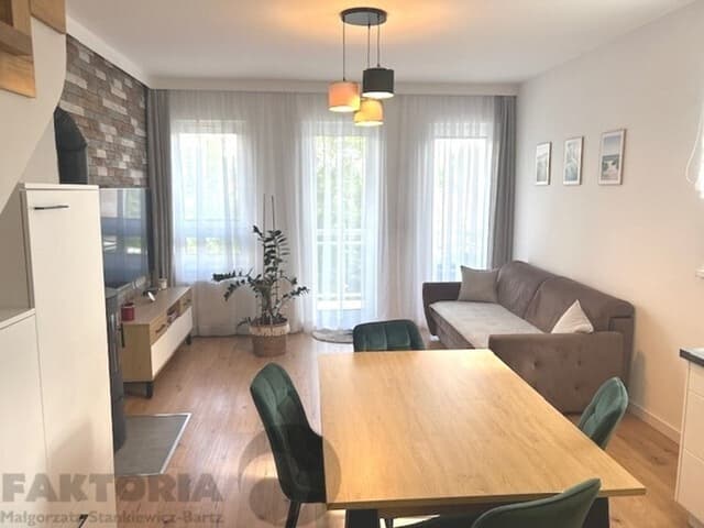 Nowoczesny dwupoziomowy apartament z kominkiem na Warszewie - Zdjęcie 5/20