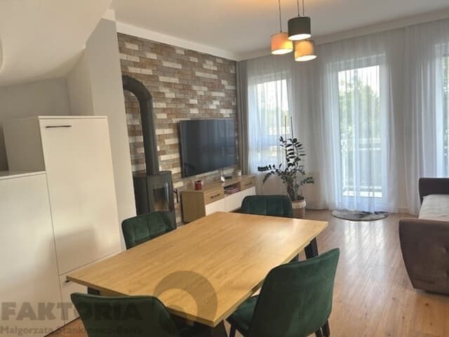Nowoczesny dwupoziomowy apartament z kominkiem na Warszewie - Zdjęcie 2/20