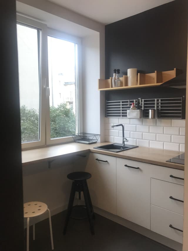 Nowoczesne studio z balkonem w sercu Woli - Zdjęcie 2/6