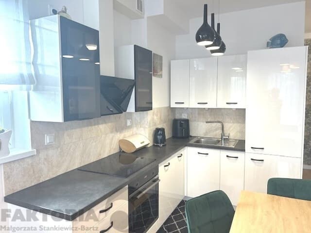 Nowoczesny dwupoziomowy apartament z kominkiem na Warszewie - Zdjęcie 4/20