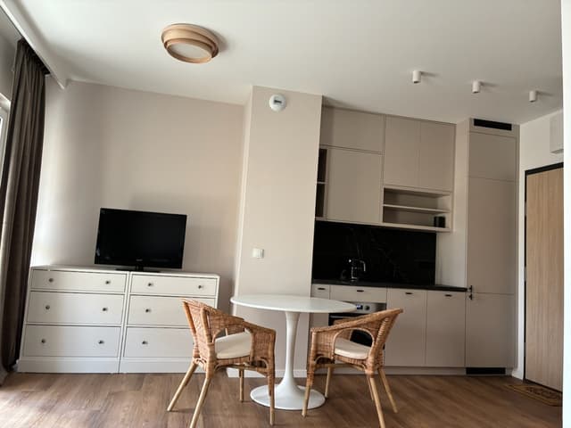 Dwupokojowe mieszkanie w centrum przy metrze - Zdjęcie 2/11