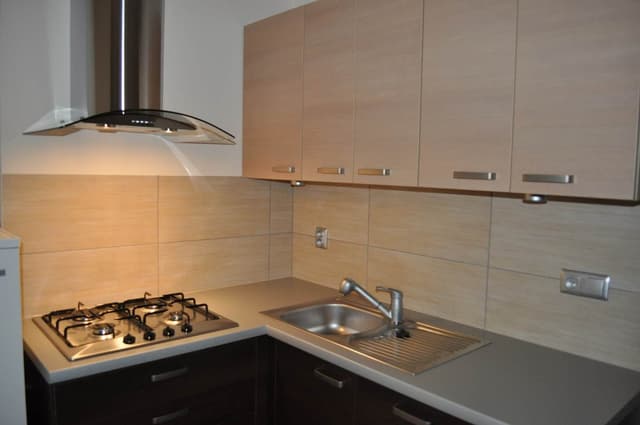 Przytulne 35 m² w sercu Pragi-Południe, w pełni umeblowane - Zdjęcie 2/9