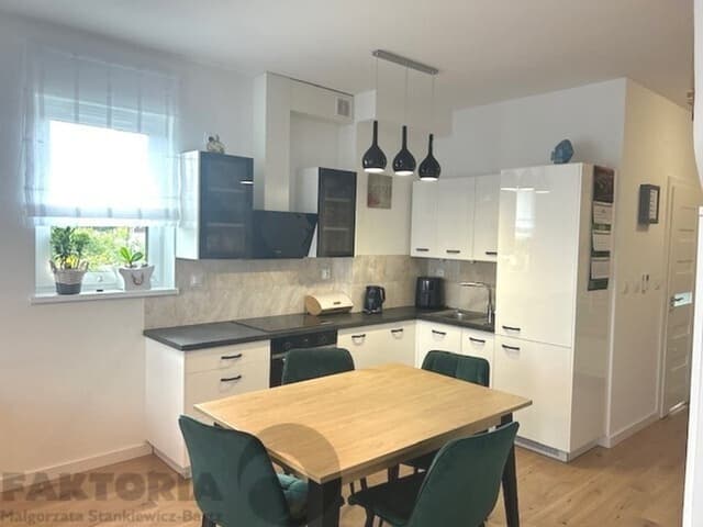 Nowoczesny dwupoziomowy apartament z kominkiem na Warszewie - Zdjęcie 3/20