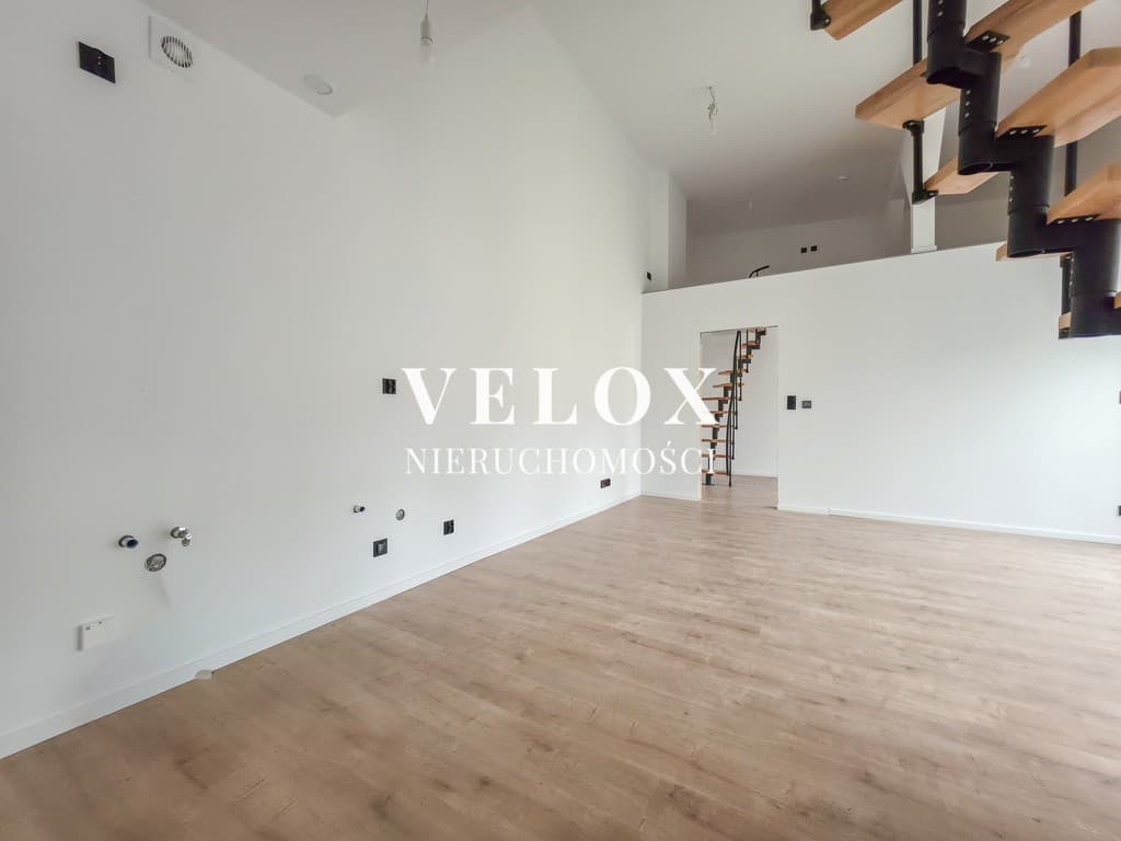 Nowy dwupoziomowy apartament z dużą antresolą w centrum - Zdjęcie 1/14