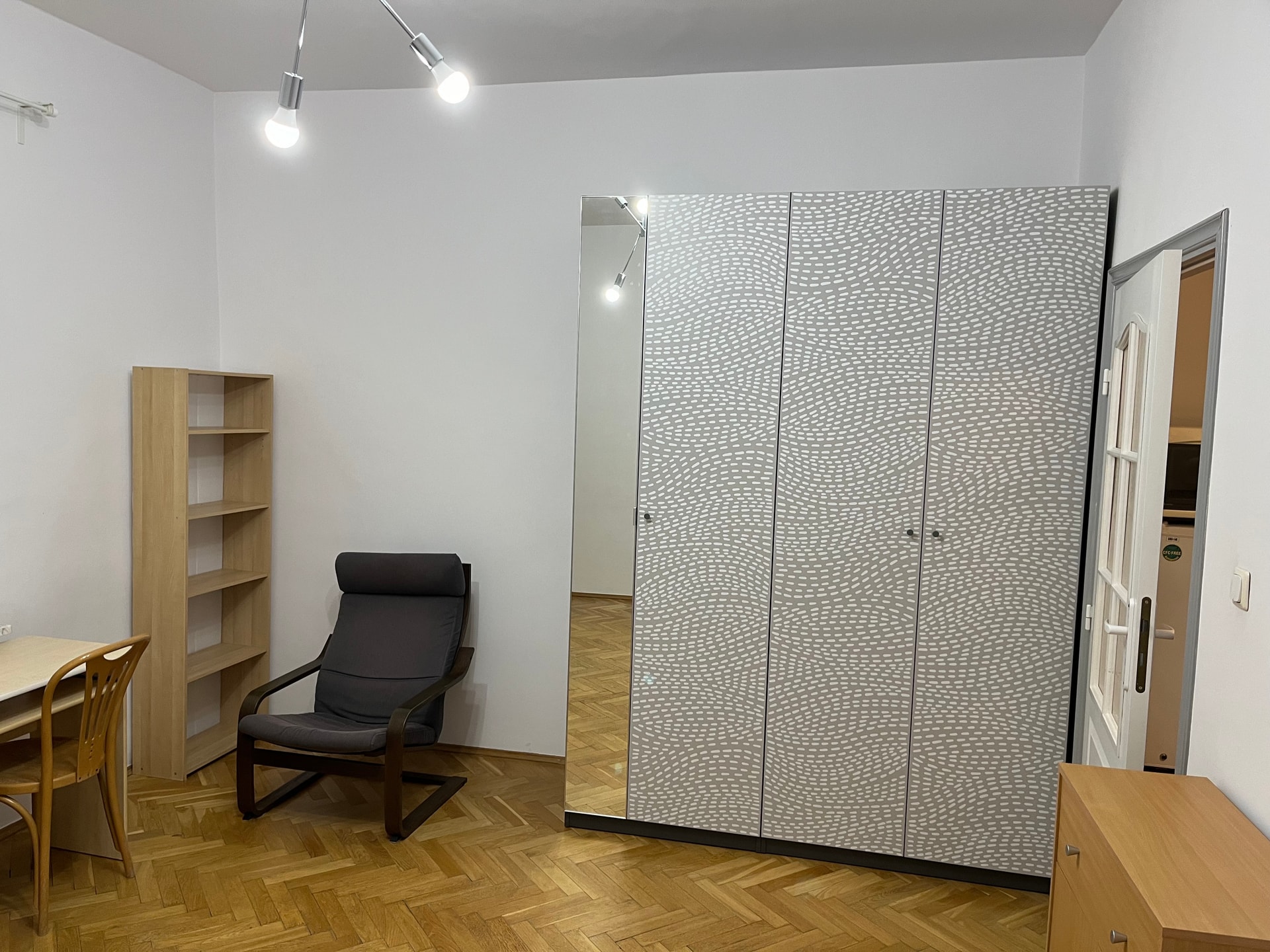 Kawalerka na Dolnym Mokotowie - całkowity koszt niecałe 2800 zł - Zdjęcie 1/11