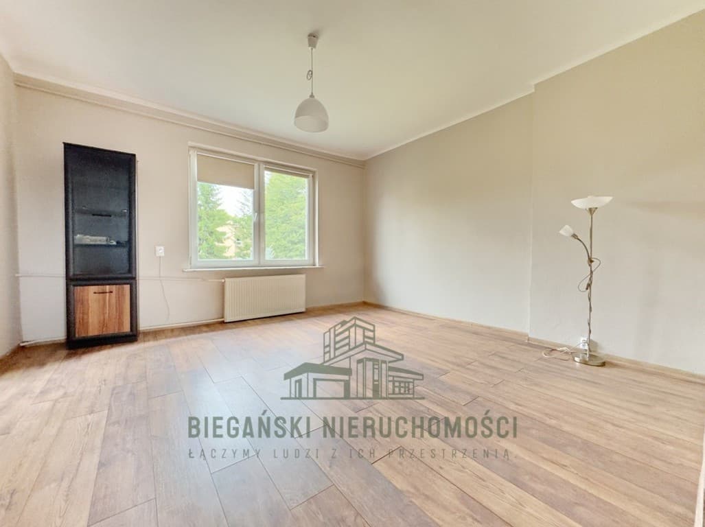 Komfortowe mieszkanie z garażem na ogrodzonym terenie - Zdjęcie 1/7