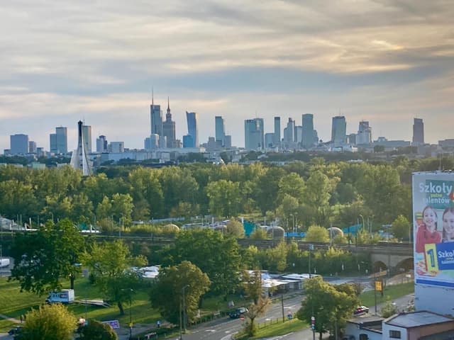 Przestronna kawalerka z widokiem na Warszawę przy metrze - Zdjęcie 4/9