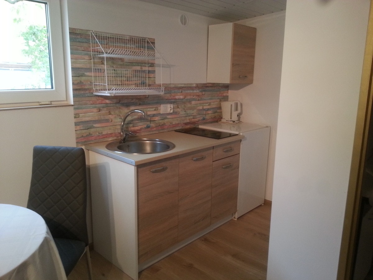 Urokliwa kawalerka w sercu Poznańskich Jeżyc - Zdjęcie 1/7